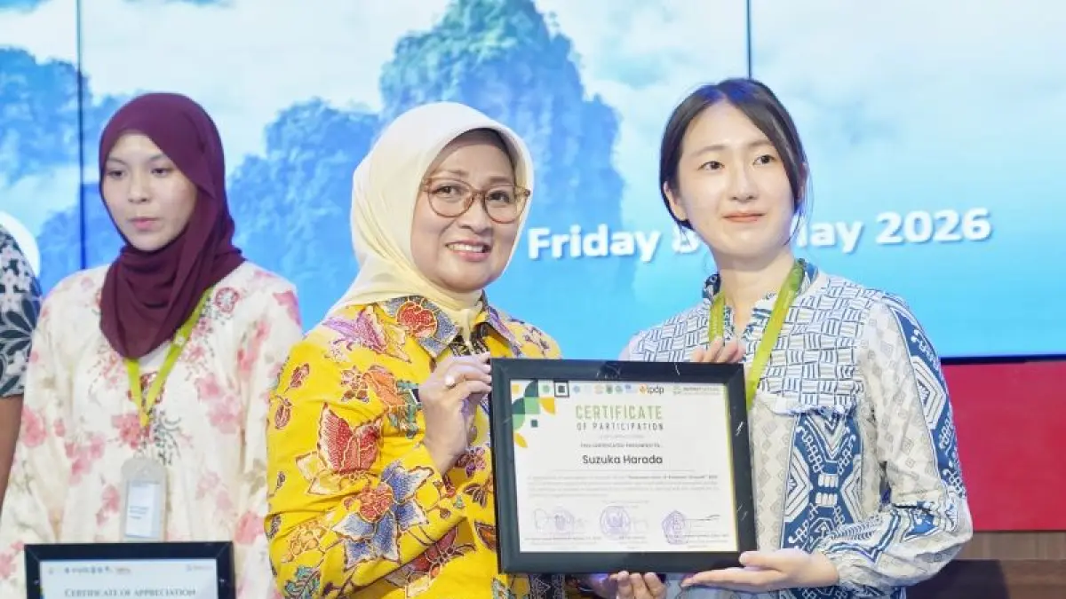 APRESIASI : Bupati Kebumen Lilis Nuryani memberikan sertifkat penghargaan kepada mahasiswa luar negeri yang bersedia belajar geologi di kawasan Karangsambung.(Dokumentasi Prokopim Kebumen)