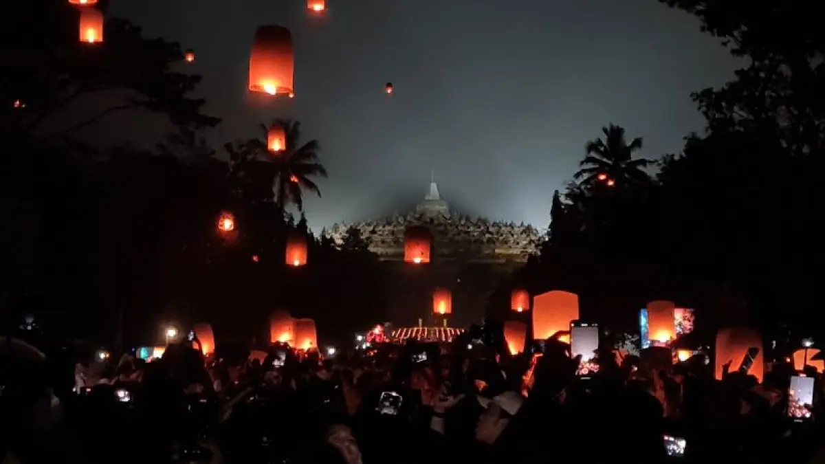 DAYA TARIK: Ribuan umat Buddha maupun masyarakat antusias mengikuti pelepasan&nbsp;lampion&nbsp;di Marga Utama, kompleks Candi Borobudur. (NAILA&nbsp;NIHAYAH/RADAR JOGJA)