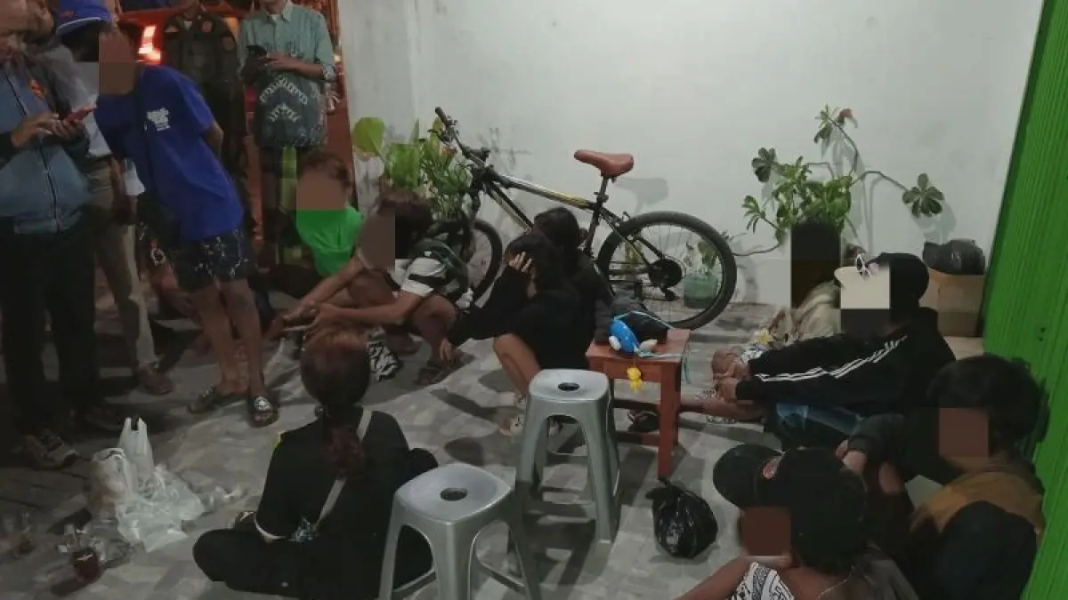 DIAMANKAN: Petugas Satpol PP Bantul sedang mengamankan 12 anak di Perempatan Manding untuk dibawa ke Terminal Giwangan Sabtu (9/5). (Dokumentasi Satpol PP Bantul)