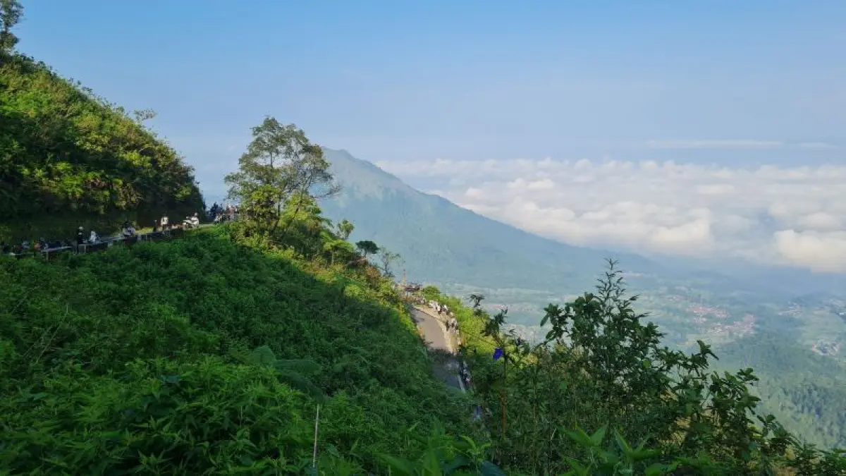 EKSOTIS: Pemandangan lautan awan menjadi daya tarik bagi pengunjung di Gunung Telomoyo Minggu (10/5). (NAILA&nbsp;NIHAYAH/RADAR JOGJA)