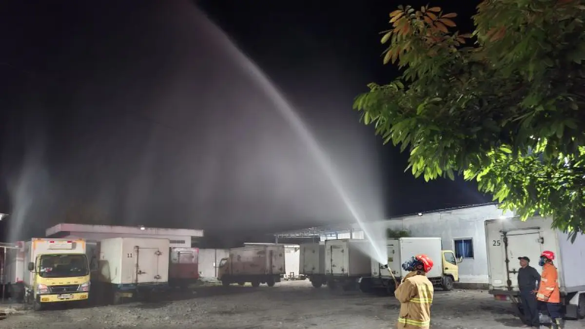 EVAKUASI: Penanganan kebocoran gas amonia di pabrik es wilayah Kalasan, Sabtu (9/5). (Dokumentasi BPBD Sleman)