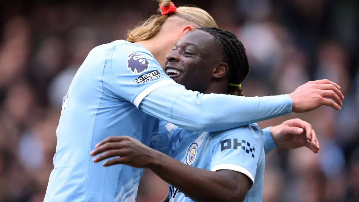 Jeremy Doku dan Erling Haaland dari Manchester City rayakan kemenangan atas Brentford.