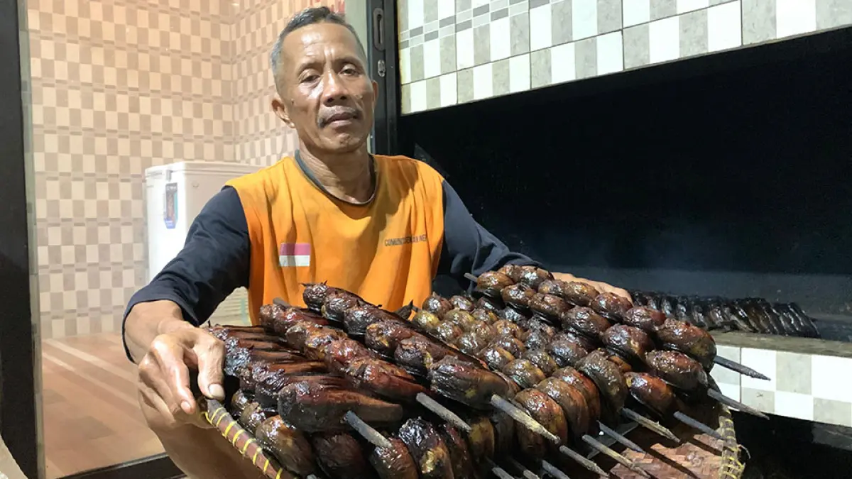 KHAS: Suami Sumarsih memeriksa kondisi bara api agar lele matang sempurna saat pengasapan di Padukuhan Nepi, Kranggan, Kapanewon Galur. ANOM BAGASKORO/RADAR JOGJA
