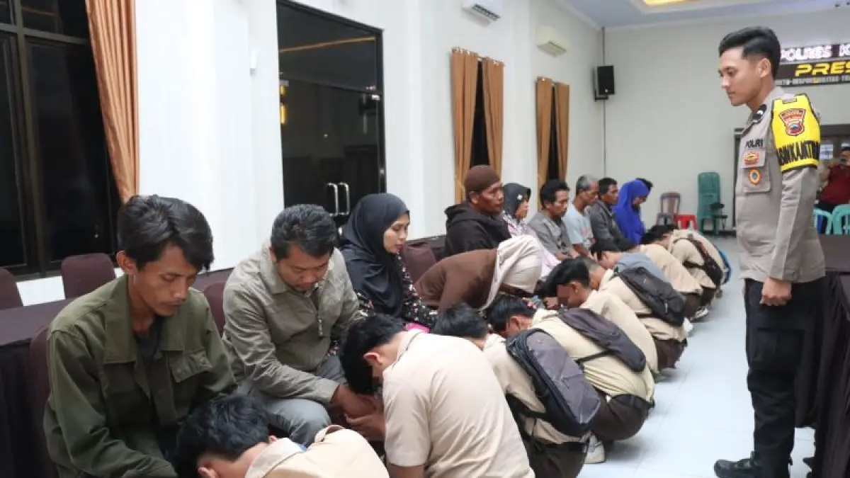 MINTA MAAF: Sejumlah pelajar SMK Nawa Bakti bersimpuh di pangkuan orang tua setelah terbukti melakukan aksi perusakan di SMK Taman Karya Madya. (Dokumentasi Polres Kebumen)