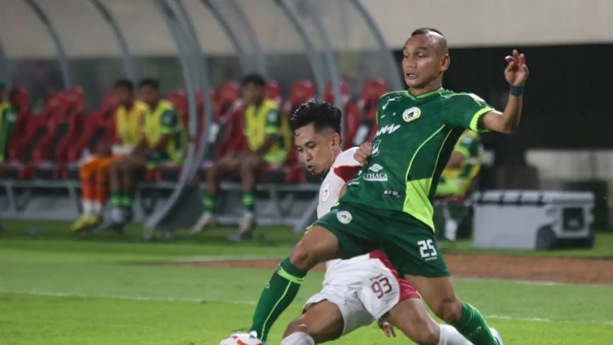 Muhammad Bagus Nirwanto (kiri) mengawal ketat Riko Simanjuntak (kanan) pada laga final Championship Liga 2 2025-2026 di Stadion Maguwoharjo, Sleman, D.I Yogyakarta, Sabtu (9/5/2026) - ANTARA FOTO