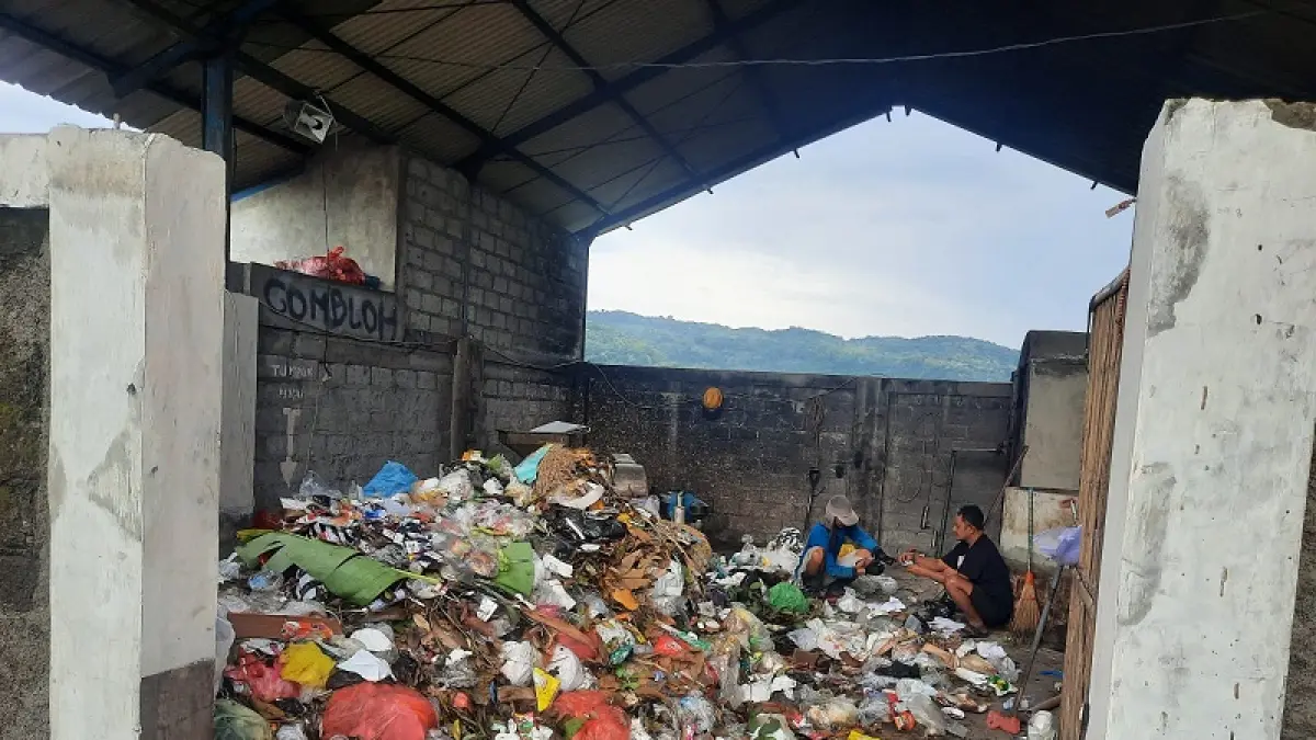NILAI TAMBAH: Lokasi pengolahan sampah rumah tangga di Kalurahan Madurejo, Prambanan, Sleman. TPS3R berbasis masyarakat ini berhasil raup omzet jutaan rupiah sebulan. (AGUNG DWI PRAKOSO/RADAR JOGJA)
