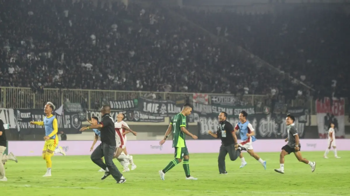 Pemain dan ofisial Garudayaksa FC merayakan kemenangan mereka atas PSS Sleman 