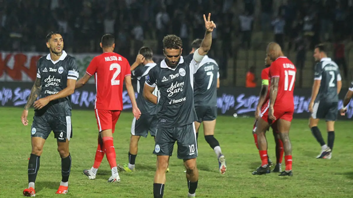 Pemain PSIM Jogja Ze Valente selebrasi pada pertandingan melawan Malut United di Stadion Sultan Agung (SSA) Bantul, Minggu (10/5/2026) malam. (Foto: Guntur Aga Tirtana/Radar Jogja)