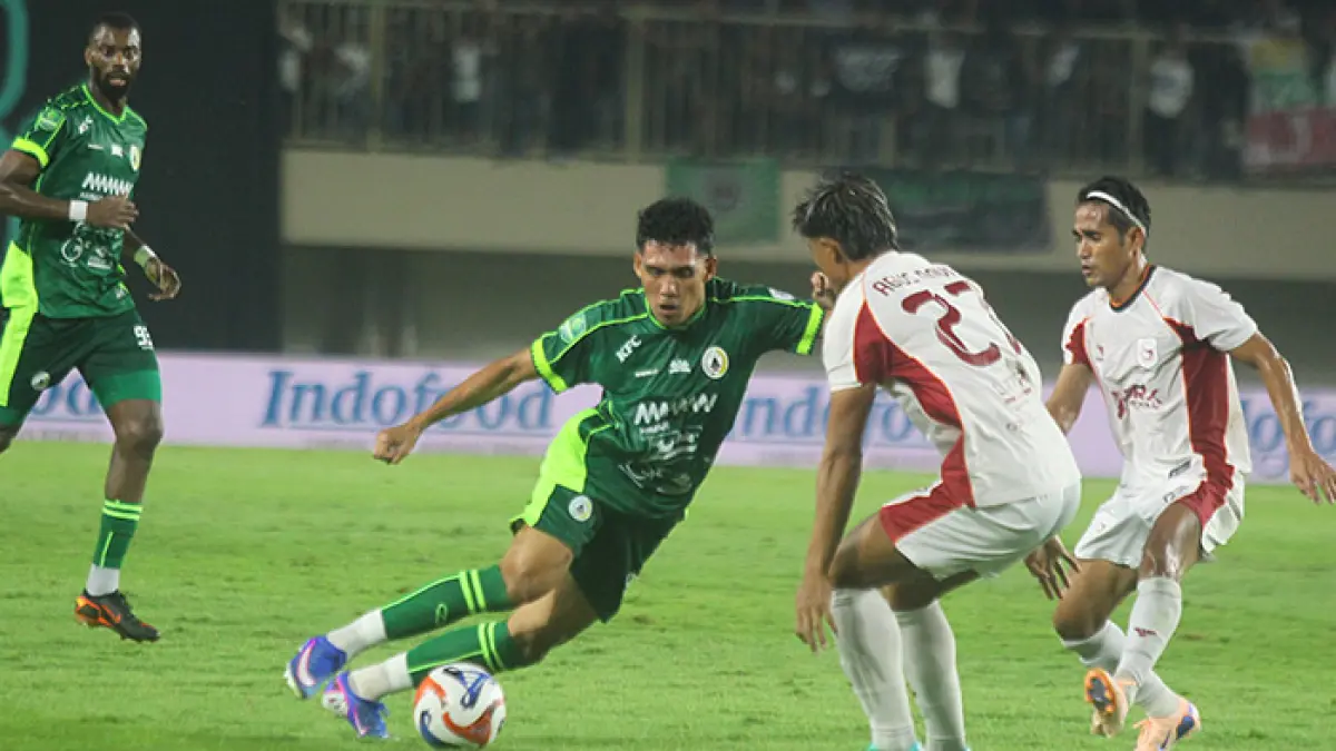 Pemain PSS Sleman Irfan Movu saat berusaha melewati hadangan pemain Garudayaksa FC pada laga final di Stadion Maguwoharjo International Stadium (MagIS), Sabtu (9/5).