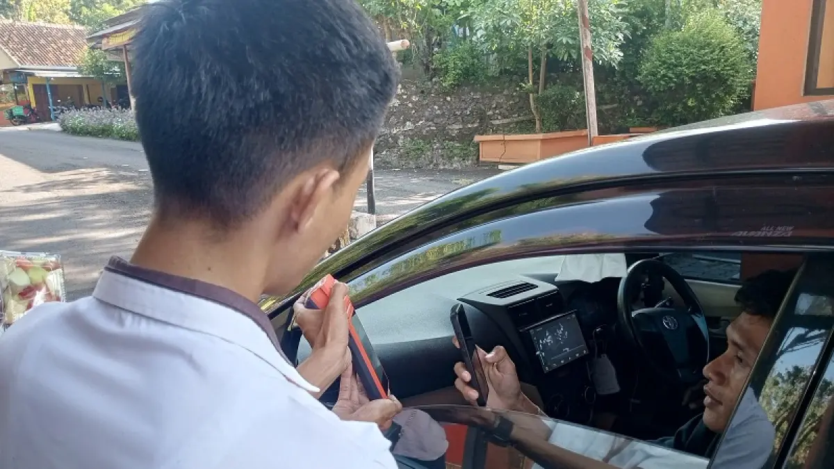 Petugas TPR Baron sedang melayani pengunjung dengan menggunakan sistem transaksi nontunai pada saat uji coba beberapa hari lalu. (Yusuf Bastiar/Radar Jogja)