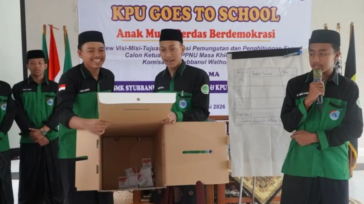 PRAKTIK: Siswa SMK Syubbanul Wathon melangsungkan simulasi pemungutan dan penghitungan suara. (Dokumentasi KPU Kabupaten Magelang)