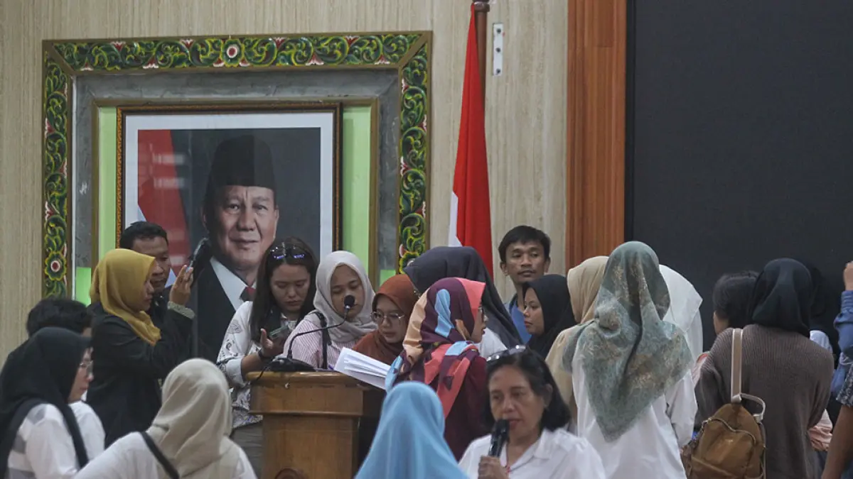 SEPAKAT MENGGUGAT: Ratusan orangtua korban tindak kekerasan di Daycare Little Aresha menandatangani surat kuasa untuk mengawal proses hukum, di Balai Kota Jogja, kemarin (6/5). Guntur Aga Tirtana/Radar Jogja