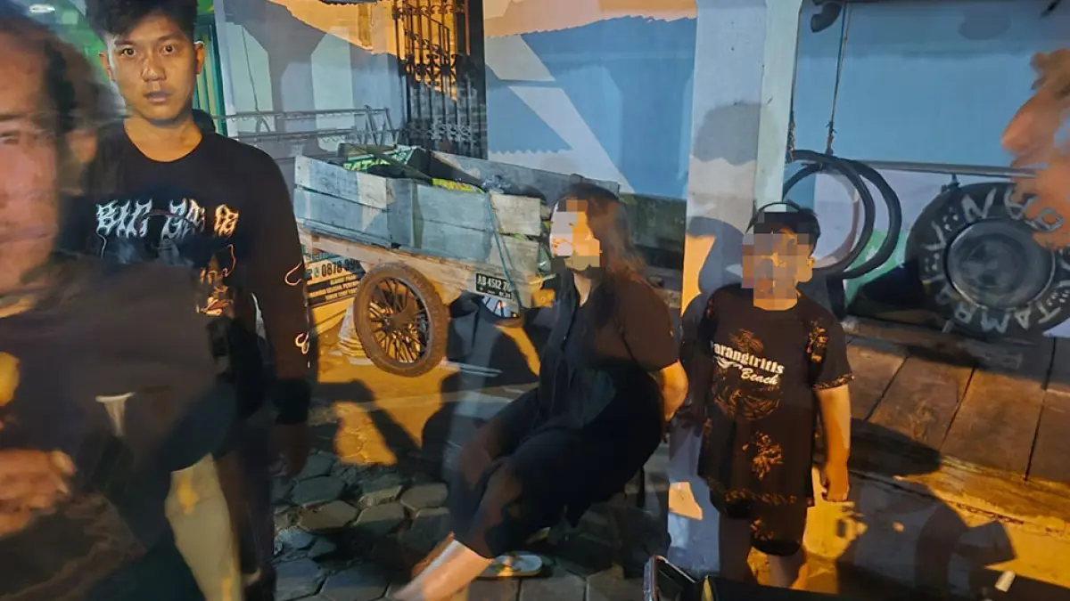 TERTANGKAP: AF, istri korban sedang diamankan oleh petugas kepolisian, Sabtu (9/5). Dok. Polres Bantul

