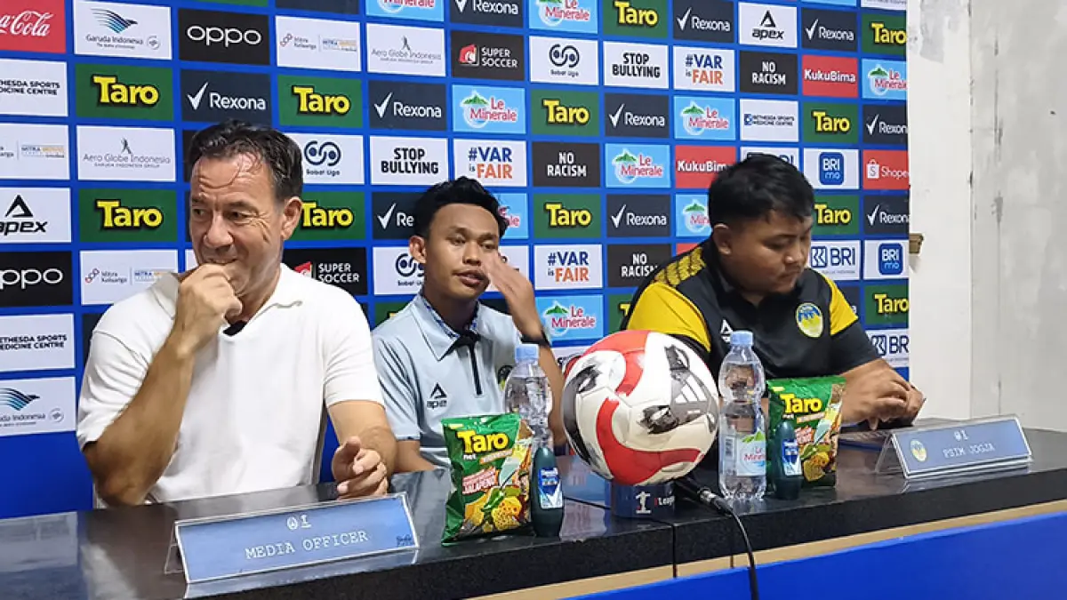 Van Gastel (kiri) saat sesi konferensi pers setelah pertandingan antara PSIM Jogja melawan Malut United. (Foto: Fahmi Fahriza/Radar Jogja)

