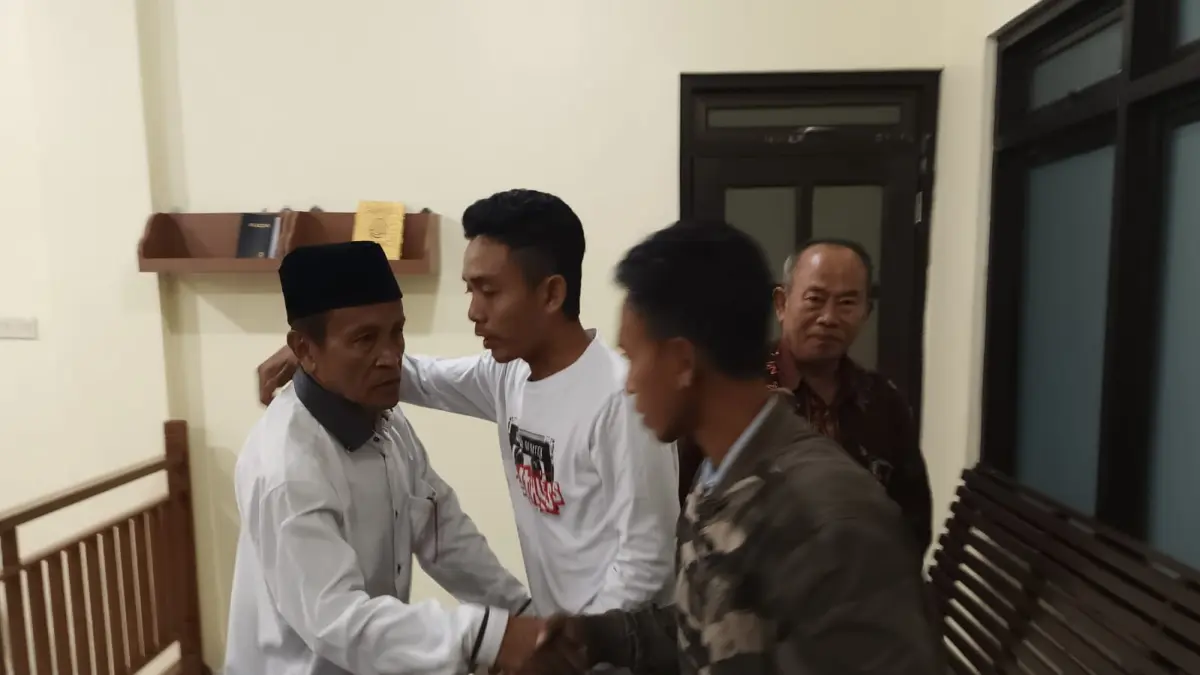 Anggota DPRD Kebumen Khanifudin bertemu keluarga setelah mendengarakan putusan Majelis Hakim Pengadilan Negeri (PN) Kebumen atas kasus yang menjeratnya. (M Hafied/Radar Jogja)