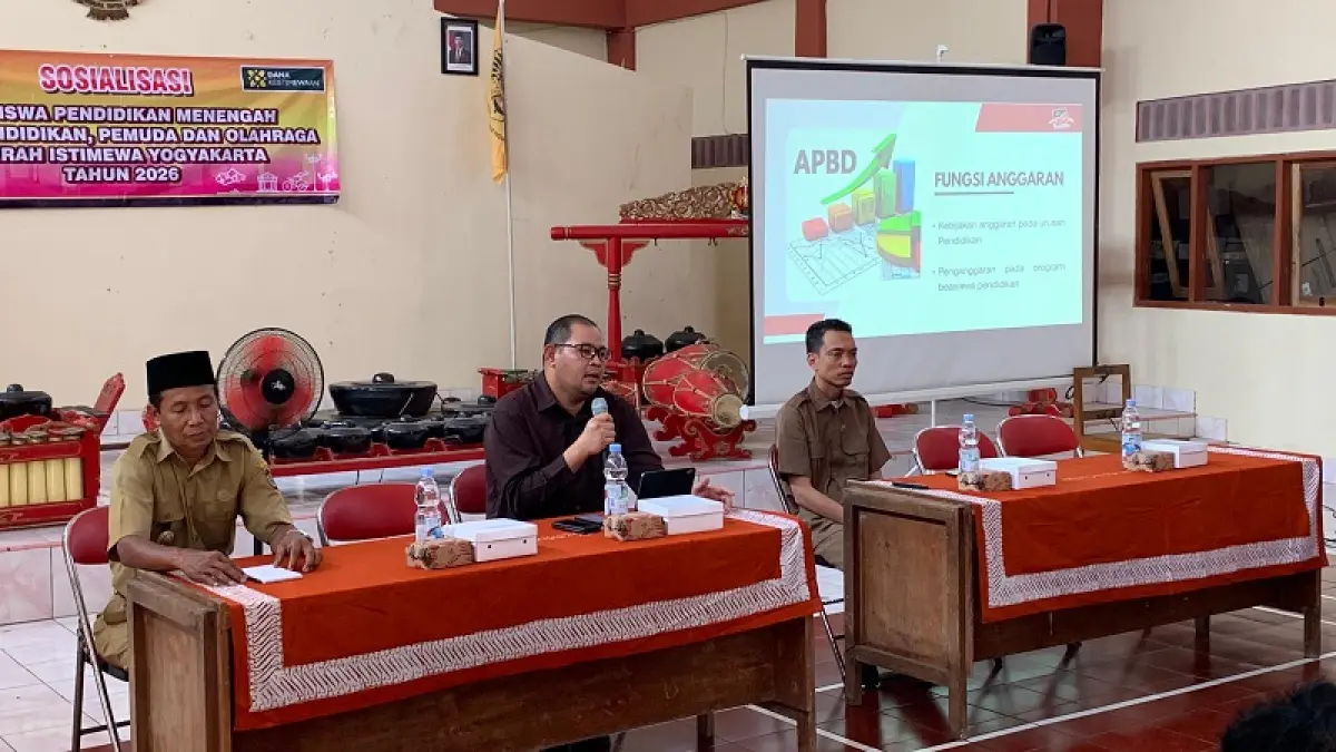 BIAYA BUKAN&nbsp; KENDALA: Anggota Komisi D DPRD DIY Fajar Gegana (baju hitam, Red) menyampaikan sosialisasi beasiswa pendidikan menengah di Kalurahan Bendungan, Wates, Kulon Progo, Senin (11/5/2026). ANOM BAGASKORO/RADAR JOGJA