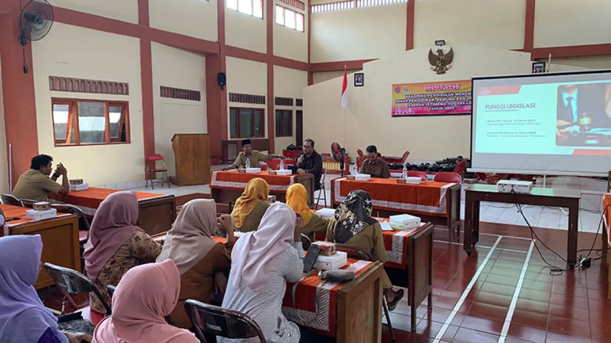BIAYA BUKAN  KENDALA: Anggota Komisi D DPRD DIY Fajar Gegana (baju hitam, Red) menyampaikan sosialisasi beasiswa pendidikan menengah di Kalurahan Bendungan, Wates, Kulon Progo, Senin (11/5/2026). (Foto: Anom Bagaskoro/Radar Jogja)
