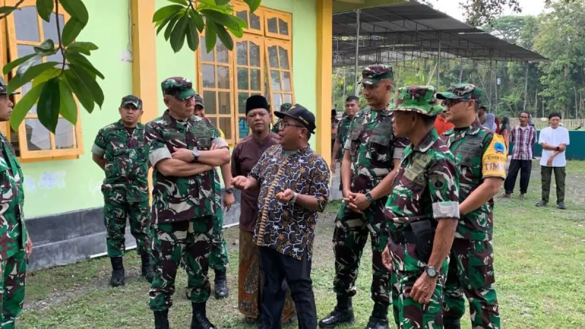 DIALOG: Aster Kasad berbincang dengan salah satu warga menanyakan perihal rehab rumah ibadah. (ANOM BAGASKORO/RADAR JOGJA)