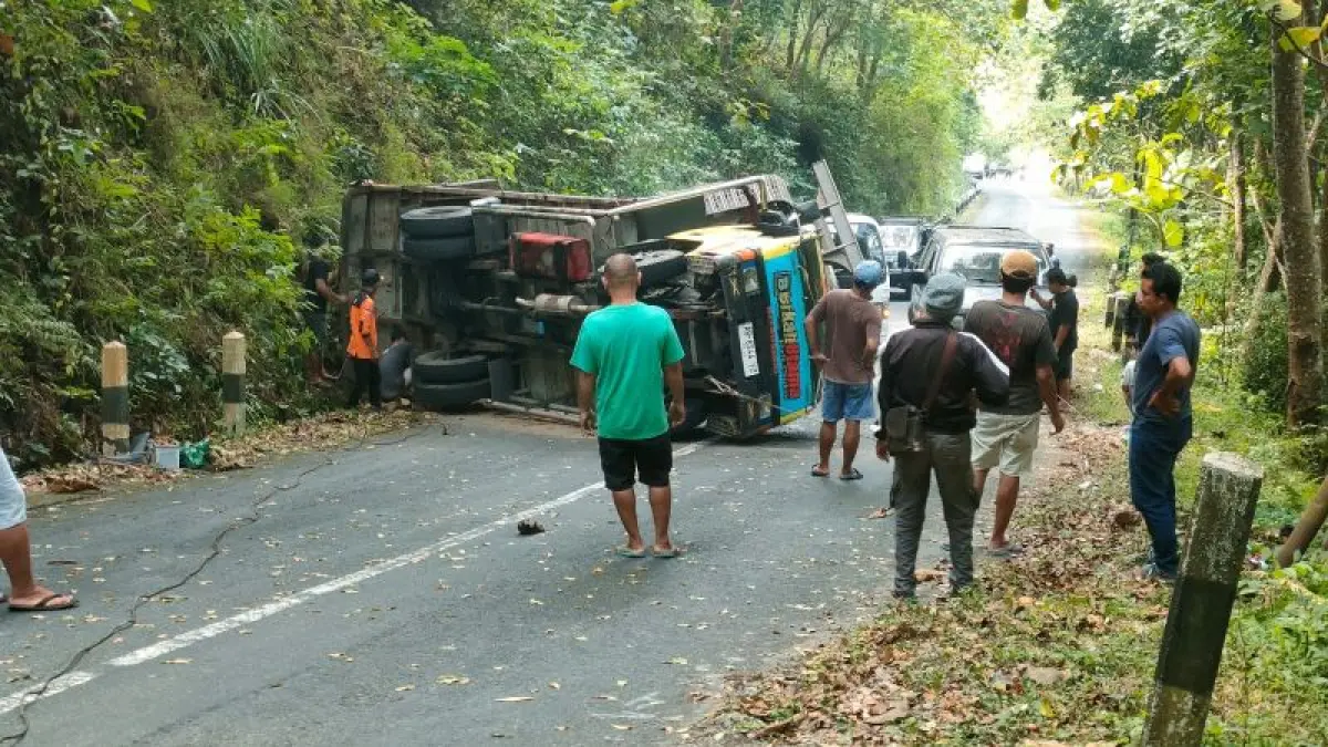 EVAKUASI: Warga dan aparat setempat mencoba membalikkan kendaraan truk dan excavator. (ANOM BAGASKORO/RADAR JOGJA)