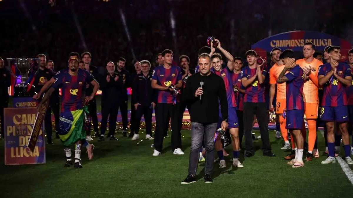 Hansi Flick berduka karena kematian ayahnya dalam kemenangan Barcelona atas Real Madrid untuk amankan gelar juara La Liga.