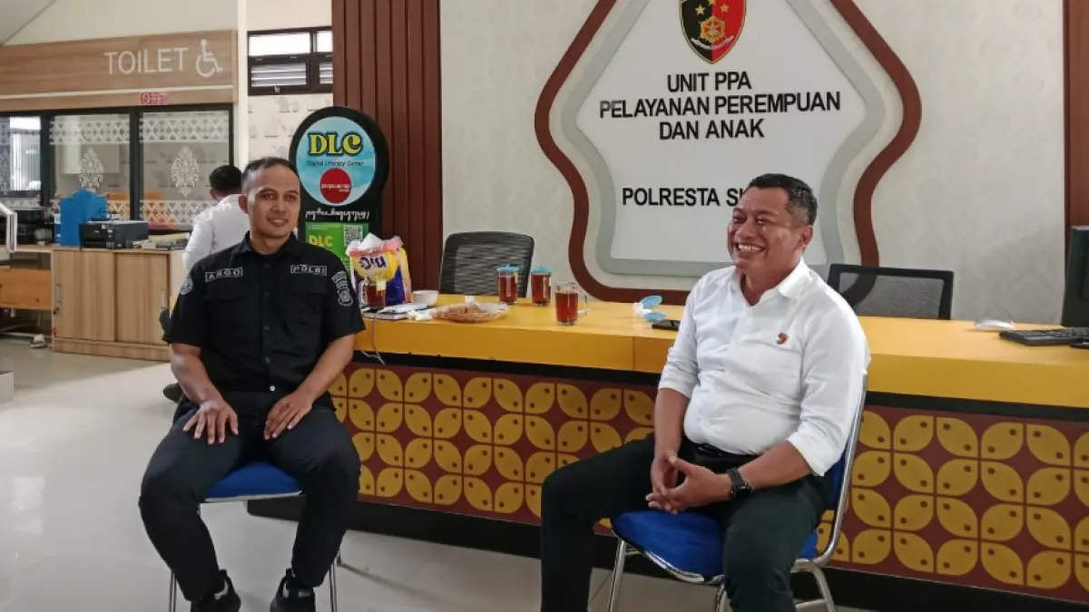 Kasat Reskrim Polresta Sleman AKP Matheus Wiwit Kustiyadi (baju putih) saat ditemui di Mapolresta Sleman. (Delima Purnamasari/Radar Jogja)