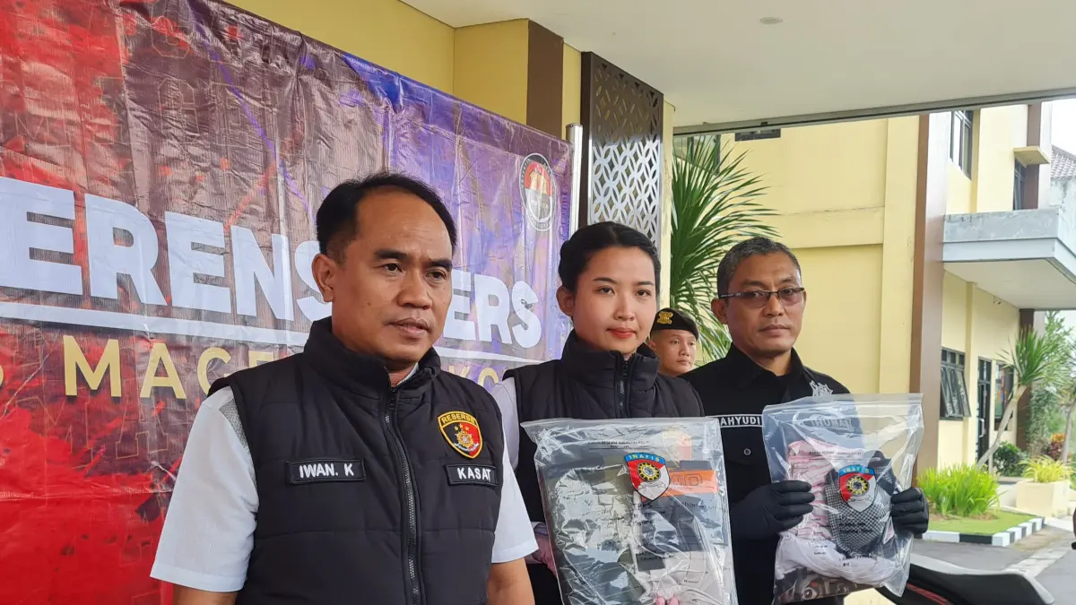 Kasatres PPA-PPO saat menunjukkan sejumlah barang bukti yang disita dari pelaku.

