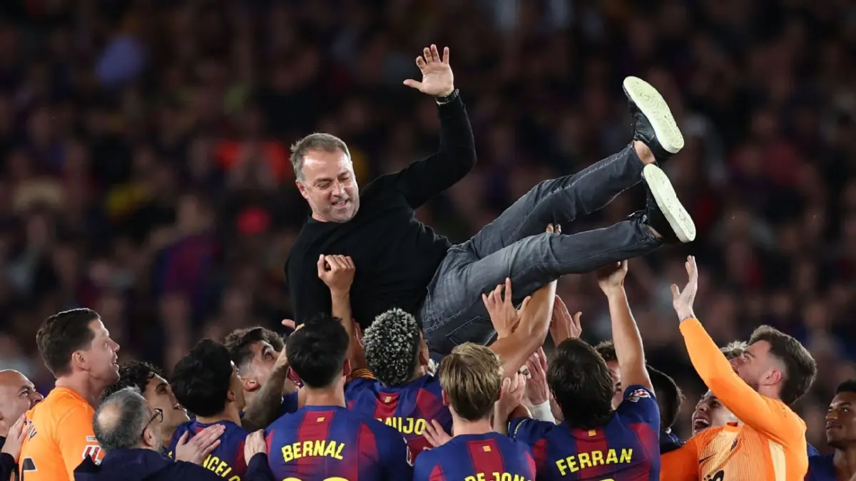 Para pemain Barcelona mengangkat manajer Hansi Flick setelah kemenangan atas rival El Clasico, Real Madrid untuk memastikan gelar juara La Liga.