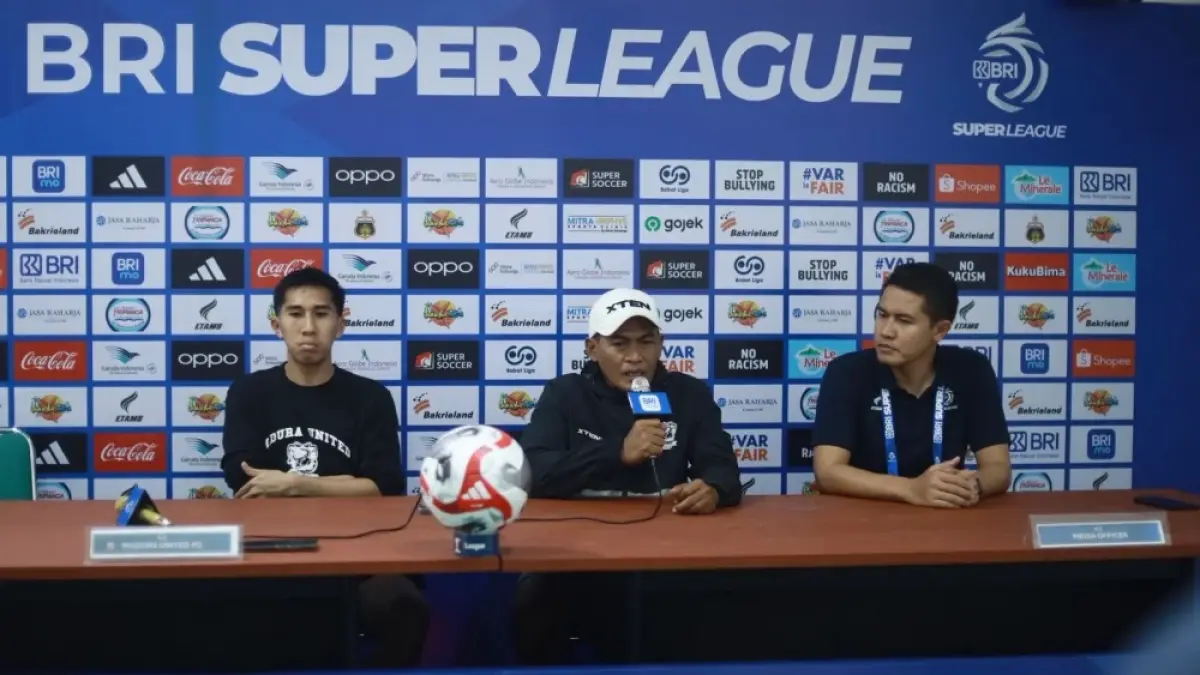 Pelatih Madura United, Rakhmad Basuki (tengah) dalam sesi pers pre-match BRI Super League melawan Bhayangkara FC. (Ileague)