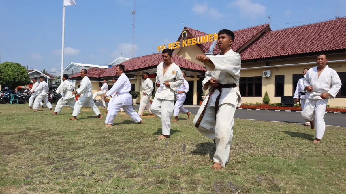 Personel Polres Kebumen mengikuti latihan dan ujian bela diri sebagai bagian penunjang pelaksanaan tugas kepolisian. (Dokumentasi Polres Kebumen)