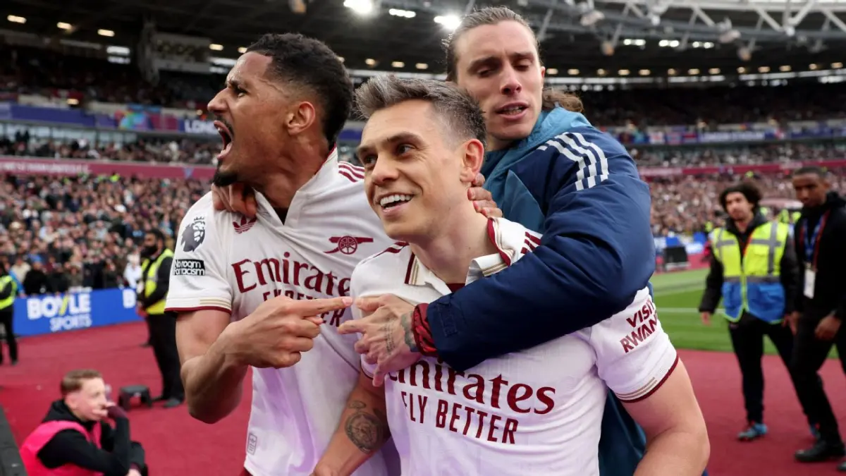 Selebrasi para pemain Arsenal rayakan gol Leandro Trossard dalam kemenangan atas West Ham.
