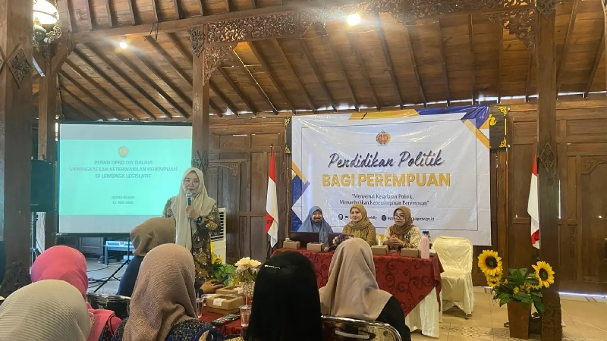 SEREMONIAL: Tenaga Ahli DPRD DIY Novia Rukmi sedang memaparkan materi tentang pendidikan politik bagi perempuan di Waroeng Omah Sawah, Miri, Timbulharjo, Sewon Senin (11/5/2026). Cintia&nbsp;Yuliani/Radar Jogja


&nbsp;