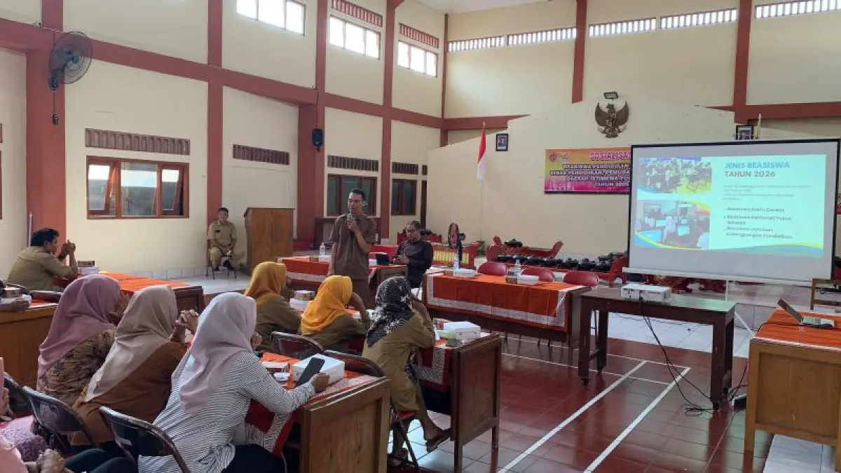SOSIALISASI: Masyarakat Kalurahan Bendungan menerima informasi beasiswa dari DPRD dan Dikpora DIY. (ANOM BAGASKORO/RADAR JOGJA)