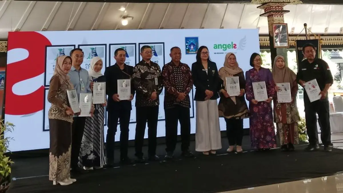 TOREHAN PRESTASI: Perwakilam Pemerintah Kabupaten Sleman saat menerima penghargaan Kabupaten Siaga Strok pertama di Indonesia Senin (11/5). (Delima Purnamasari/Radar Jogja)