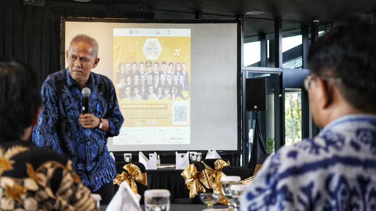 Ketua Dewan Komisioner Lembaga Penjamin Simpanan (LPS) Anggito Abimanyu saat memberikan keterangan jelang pelaksanaan Jogja Financial Festival 2026 di GIK UGM, kemarin (12/5). Festival tersebut digelar untuk mendorong literasi keuangan masyarakat, khususnya generasi muda.