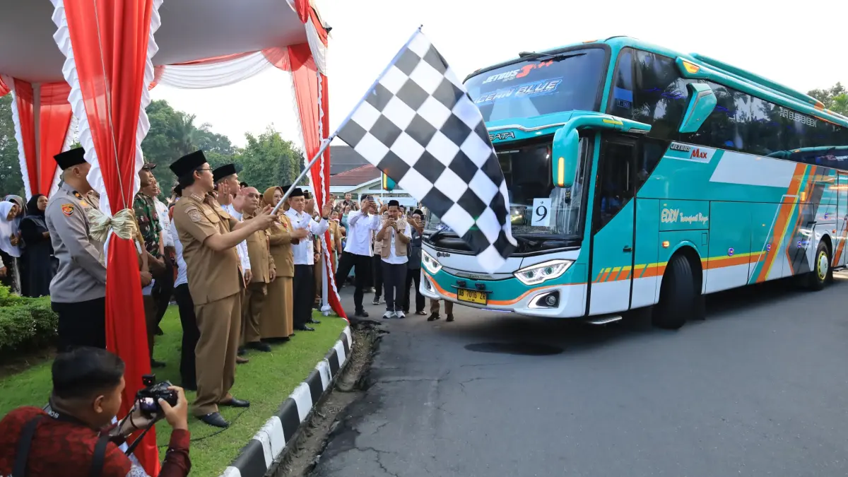 Bupati Magelang saat melepas keberangkatan CJH menuju Embarkasi YIA, Senin sore (11/5).