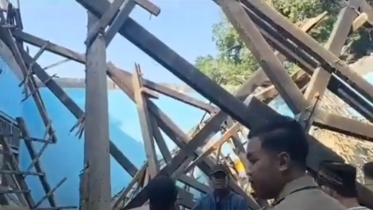  Gedung Madrasah Ibtidaiyah Muhammadiyah (MIM) Karanganyar di Dukuh Bulu, Desa Karanganyar, Kecamatan Sambungmacan, ambruk pada Selasa (12/5/2026) pagi saat aktivitas belajar mengajar sedang berlangsung. (istimewa)