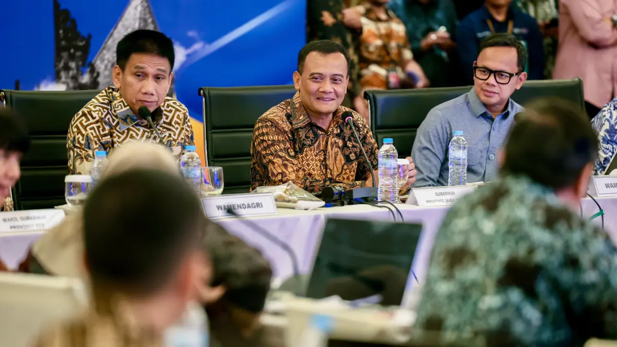 Gubernur Jawa Tengah Ahmad Luthfi saat mengikuti rapat kerja Forum Kerja Sama Daerah Mitra Praja Utama (FKD-MPU) yang digelar di Kota Semarang, Jawa Tengah