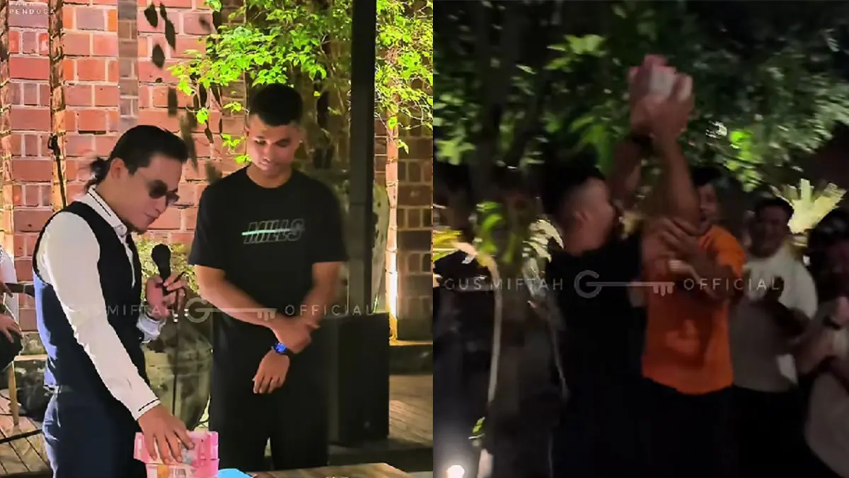 Gus Miftah saat memberikan uang tunai senilai Rp 200 juta cash kepada Gustavo Tocantins, pemain dengan nomor punggung 11 klub PSS Sleman. (TikTok/gusmiftah99)

