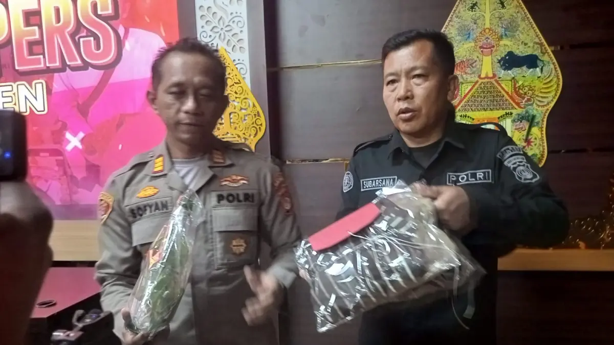  Jajaran Polres Gunungkidul sedang menunjukkan barang bukti kasus penganiayaan di wilayah Kapanewon Playen - Yusuf Bastiar/Radar Jogja