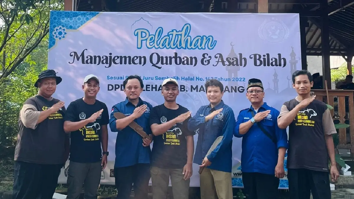 JURU SEMBELIH HALAL: Peserta pelatihan manajemen kurban dan asah bilah di Kebun Herbal Indo Utama, Japun, Gondowangi, Sawangan, Kabupaten Magelang, Minggu (10/5/2026)