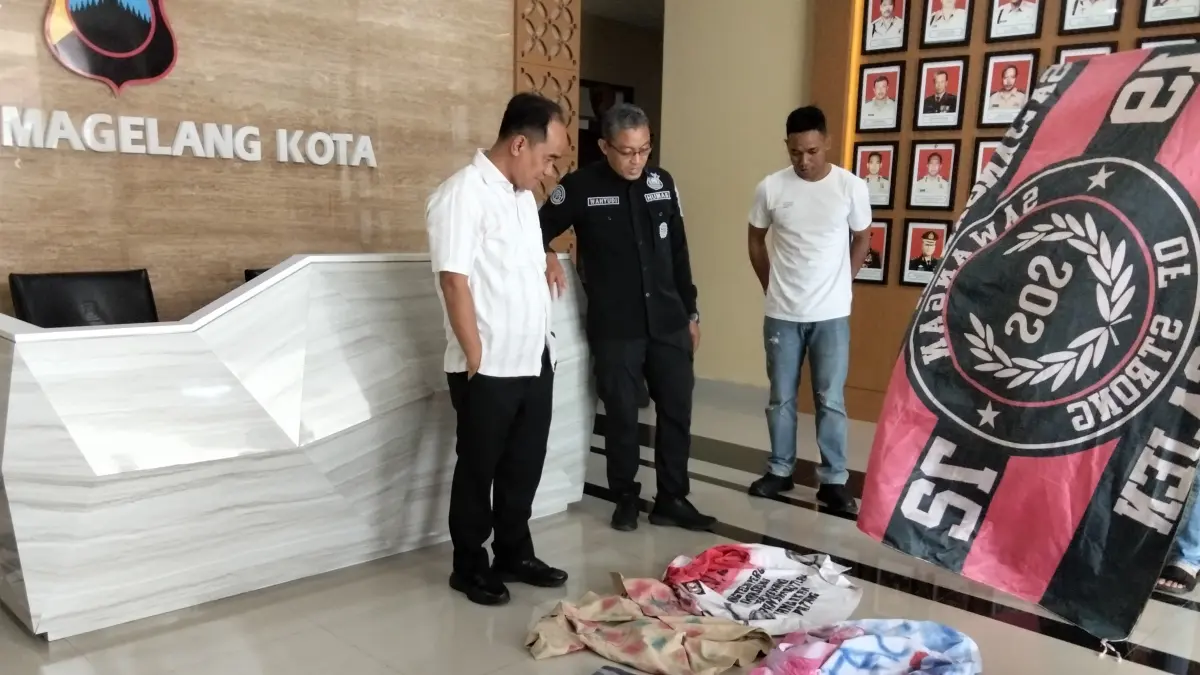 Kasat Reskrim Polres Magelang Kota menunjukkan barang bukti yang disita dari para pelaku.