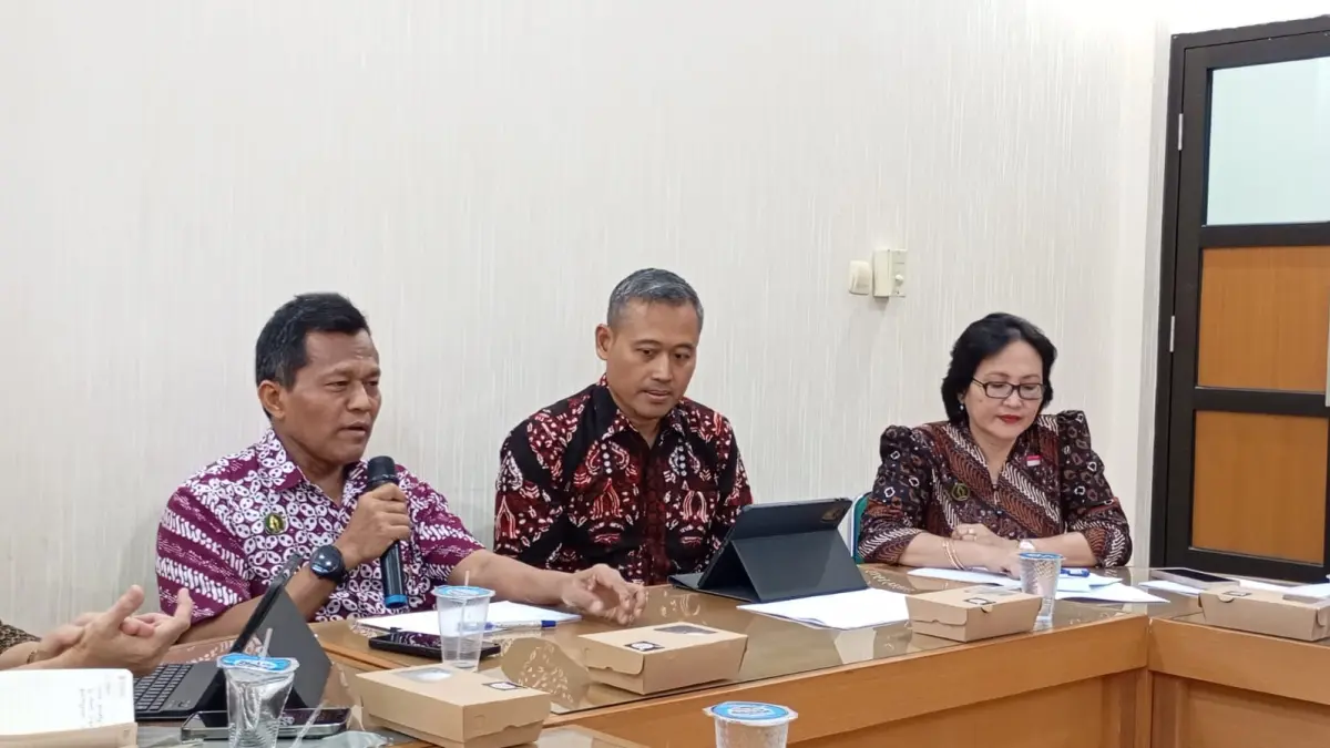 Kepala Dinas Pertanian dan Pangan (DPP) Kota Jogja Sukidi bersama jajarannya saat menyampaikan keterangan di Balai Kota Jogja, Selasa (12/5/2026). (IWAN NURWANTO/Radar Jogja)&nbsp;