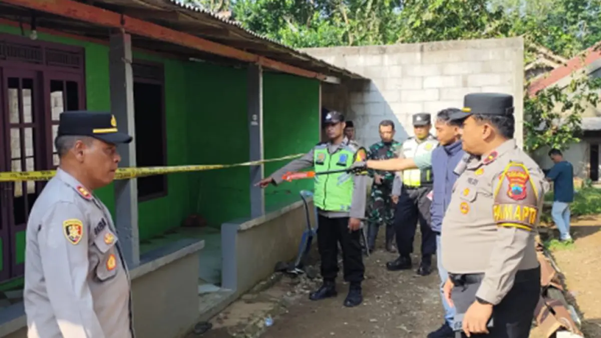 OLAH TKP: Petugas dari Polres Kebumen melakukan olah tempat kejadian perkara kasus pembunuhan suami terhadap istri dan mertuanya di Desa Jogomulyo, Kecamatan Buayan.&nbsp;Dok. Polres Kebumen
