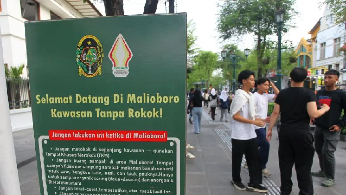 Papan informasi kawasan tanpa rokok (KTR) terpajang di pedestrian Malioboro, Kota Jogja Selasa (12/5). (Guntur Aga Tirtana/Radar Jogja)