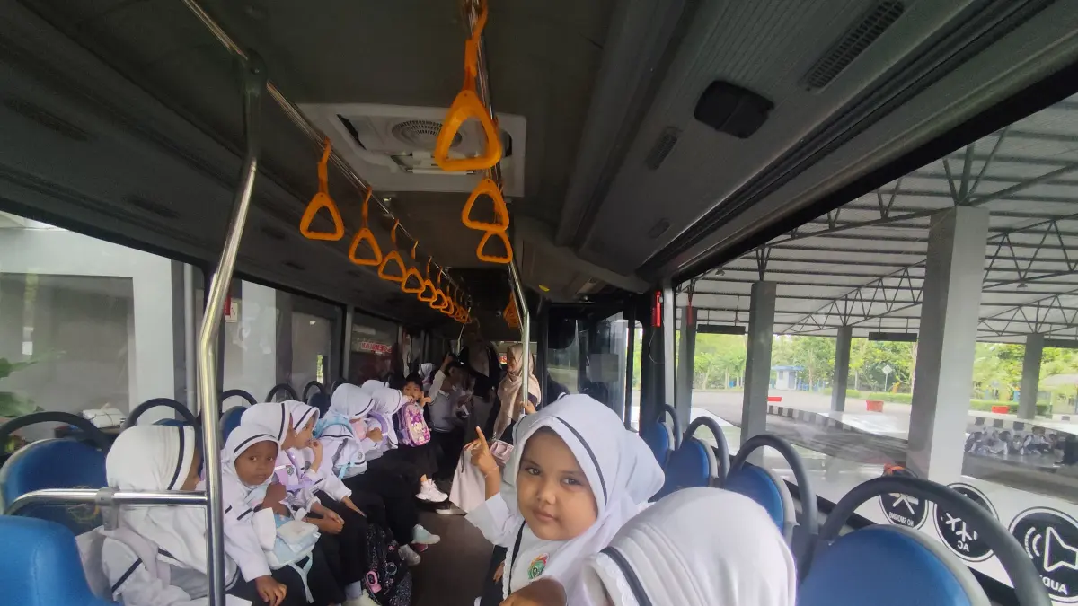 Pelajar Gunungkidul sedang mengakses fasilitas publik Bus Sibona yang dikelola oleh Dinas Perhubungan. 
