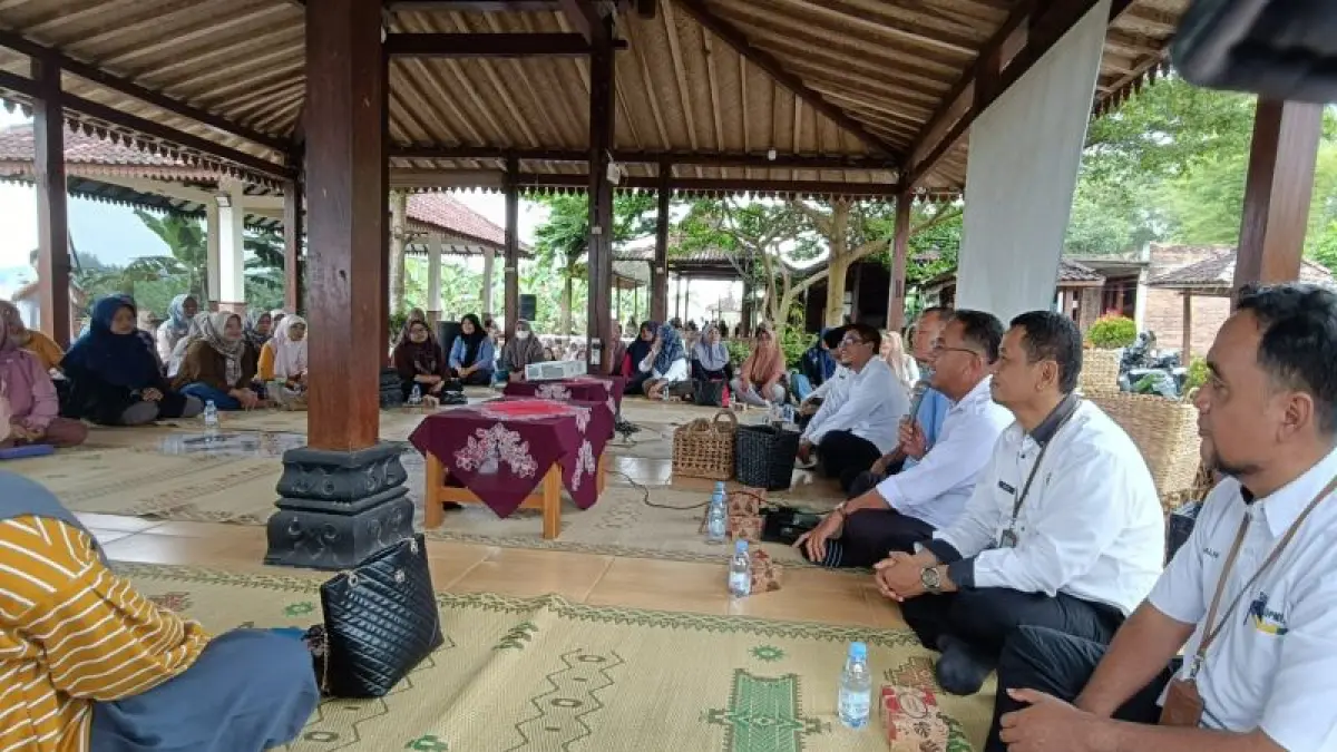 PELATIHAN: Kegiatan pelatihan pembuatan produk kerajinan tangan adalah salah satu kegiatan dari rintisan Kampung Berdaya di Bangunjiwo beberapa waktu lalu. (Dokumentasi Dinsos Bantul)