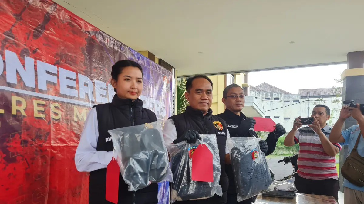 Polisi menunjukkan sejumlah barang bukti yang didapat dari tangan pelaku maupun korban penganiayaan.

