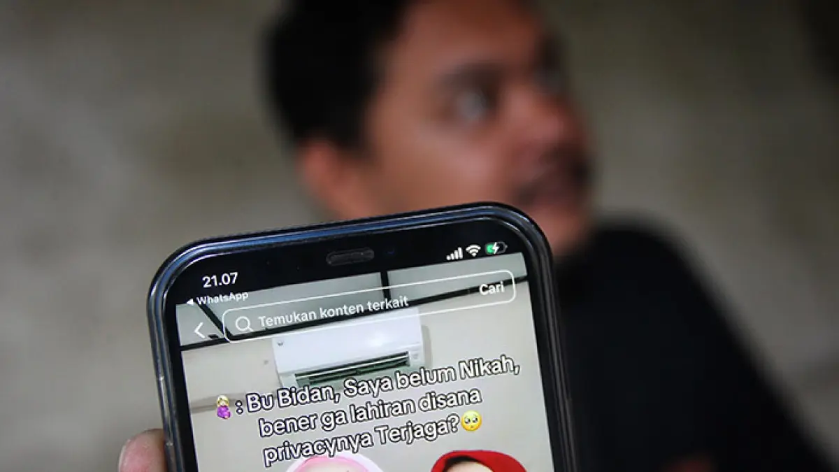 PROMOSINYA: Warga menunjukkan tangkapan layar ponsel berisi konten promosi media sosial bidan berinisial ORP yang membuka praktik di Banyuraden, Kapanewon Gamping,  Sleman, kemarin (12/5). (Guntur Aga Tirtana/Radar Jogja)