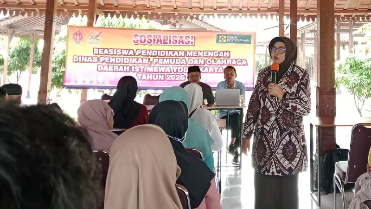 SEBARLUASKAN INFORMASI: Anggota Komisi D DPRD DIY Sri Muslimatun menjadi narasumber sosialisasi beasiswa pendidikan menengah. Acara berlangsung di Dusun Mesan Blunyah Gede, Sinduadi, Mlati, Sleman, Selasa (12/5). (Delima Purnamasari/Radar Jogja)