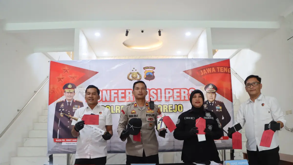 Waka Polres Purworejo Kompol Nana Edi Sugito mengungkap kronologi kasus perampokan yang dilakukan pengamen di sebuah toko bahan kue dan plastik. (Dokumentasi Polres Purworejo)